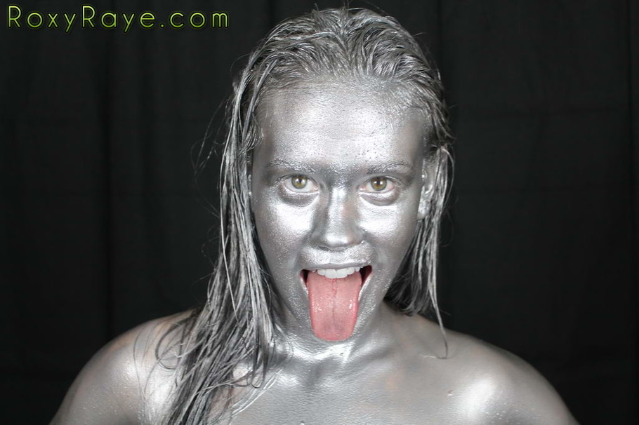 910px x 606px - Weird Slut Covered In Silver Paint Lays On The Black Floor And Shoves Toys  In Her Unpainted Ass And Pussy - YOUX.XXX