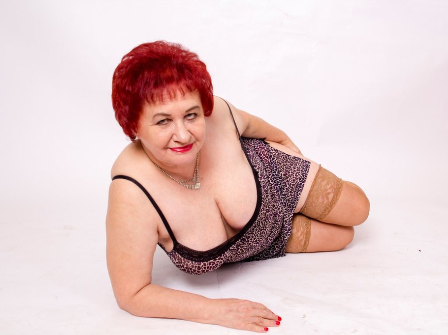 Red Hair Granny Huge Tits - White Granny With Auburn Hair And Big Tits Like To Snapshot - YOUX.XXX