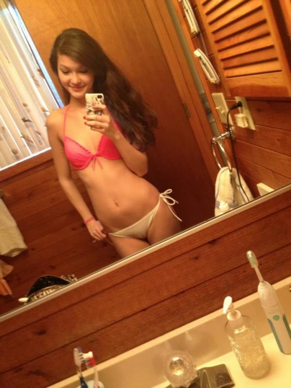 Sexy Amateur Brunette Teen - Cute brunette teen girl solo - porno chaude